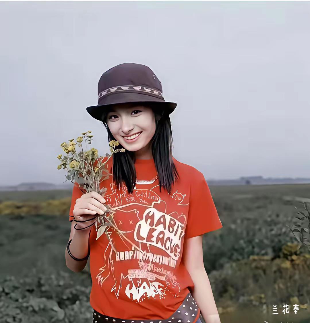 有人说，这是高中时期的杨幂。我有点疑惑，这跟现在的杨幂简直大相径庭，找不到共同点