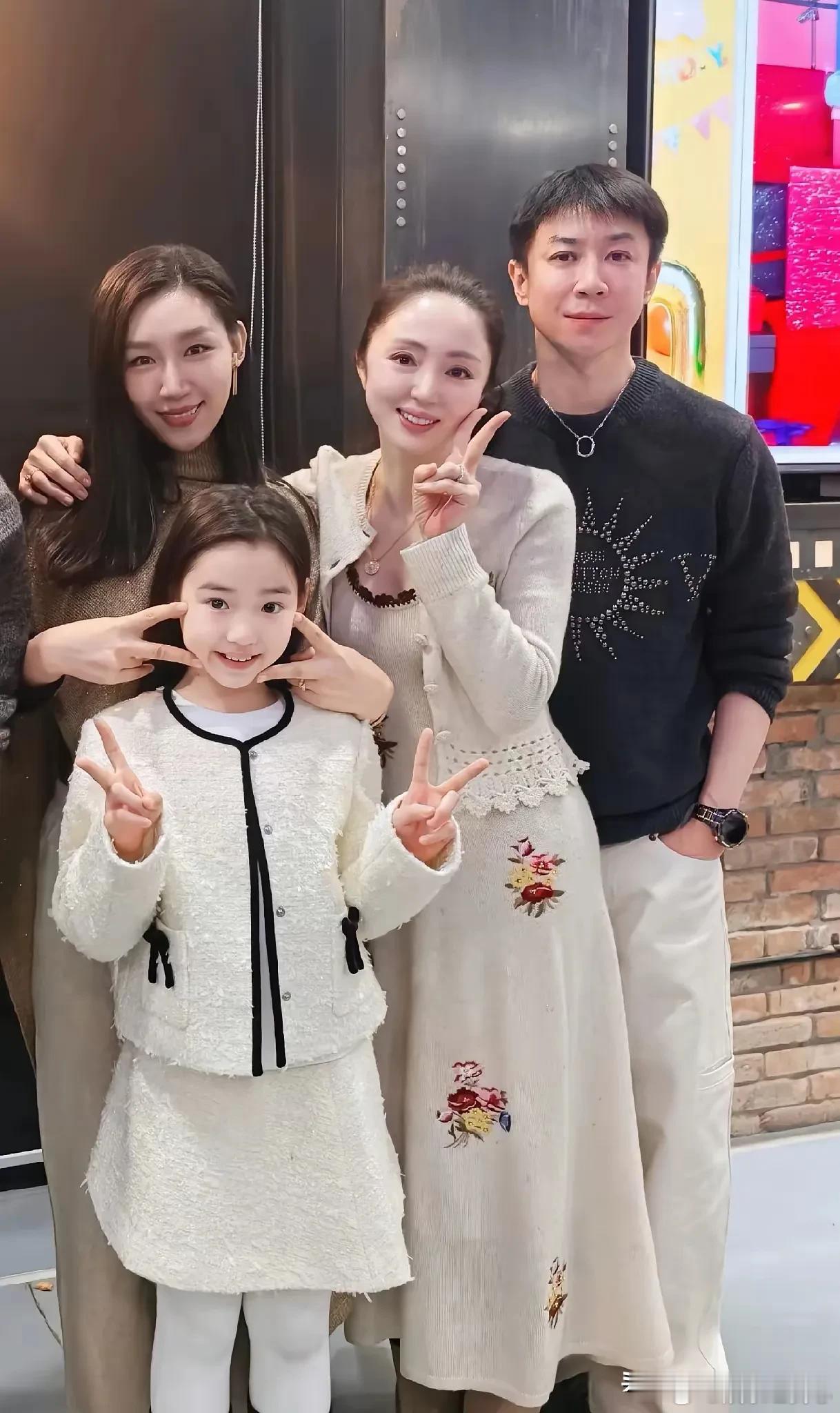 张维伊前些日子陪董璇参加其闺蜜佟亚丽儿子的庆生活动，他当时所穿的衣服被网友们“