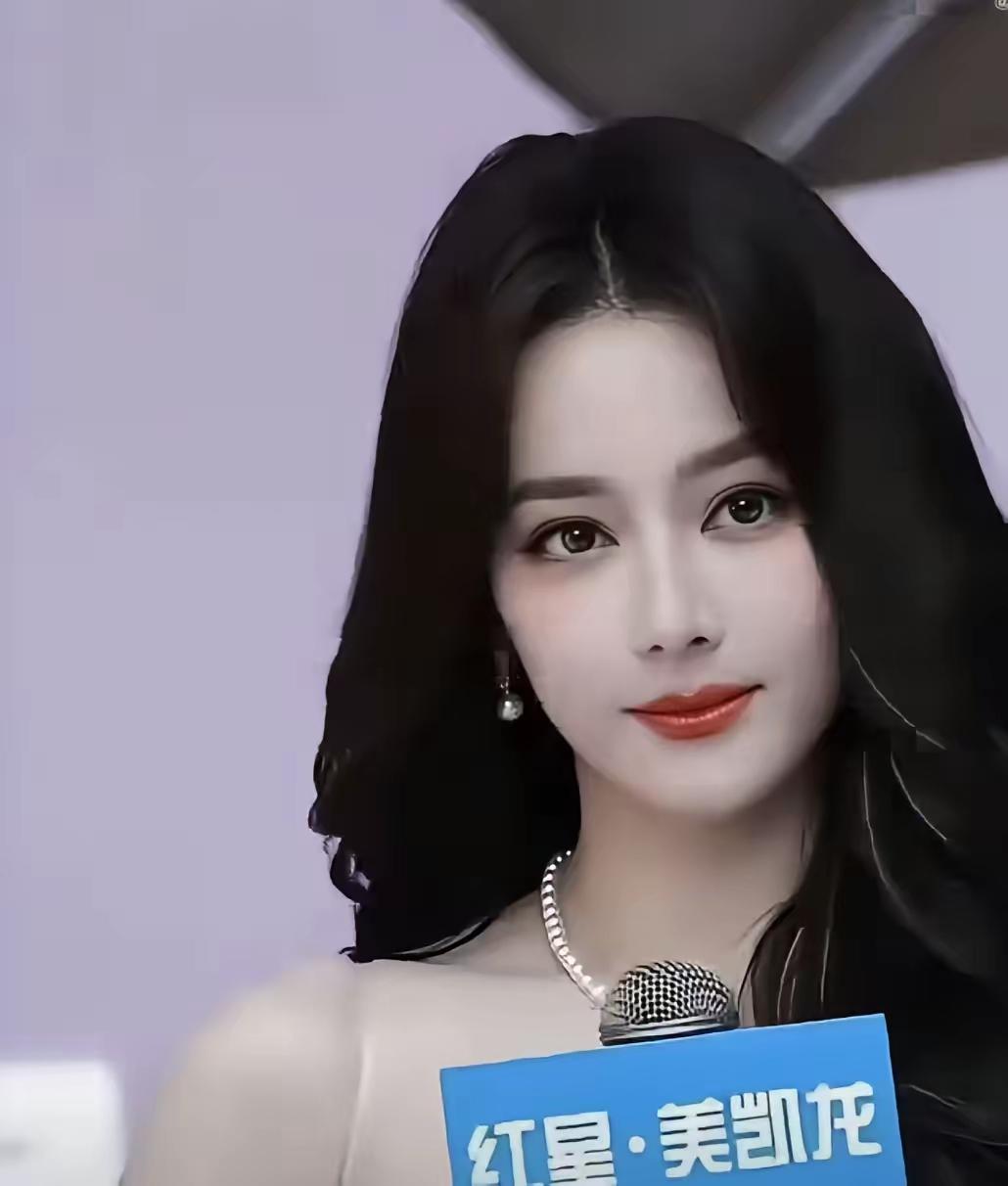 迪丽热巴这“变脸”技术，一骑绝尘啊～近日，出席活动的迪丽热巴再次给人们带来了