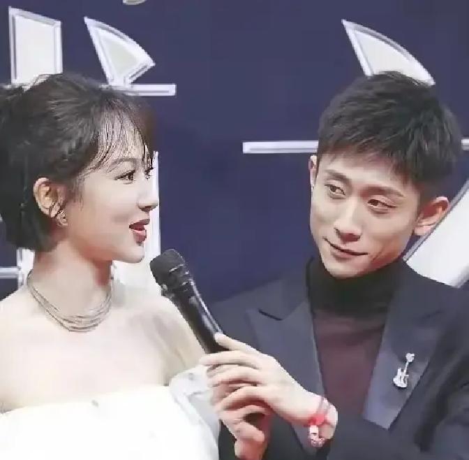 一个电话，让全网等着看戏。杨紫用变声器打给张一山，说了句“暗恋你十多年”。张