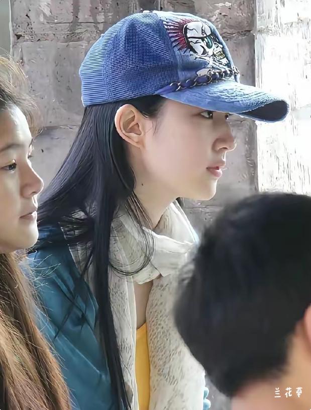 奶油般的娇嫩皮肤，清澈的眼睛，自然披垂的秀发，主打一个天生丽质。谁能扛过她的美