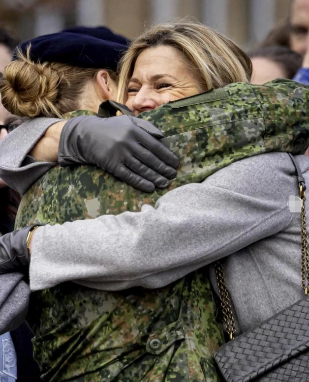 这一刻的荷兰王后马克西玛，也只是一个以女为荣的普通妈妈！1月26日，荷兰女王储