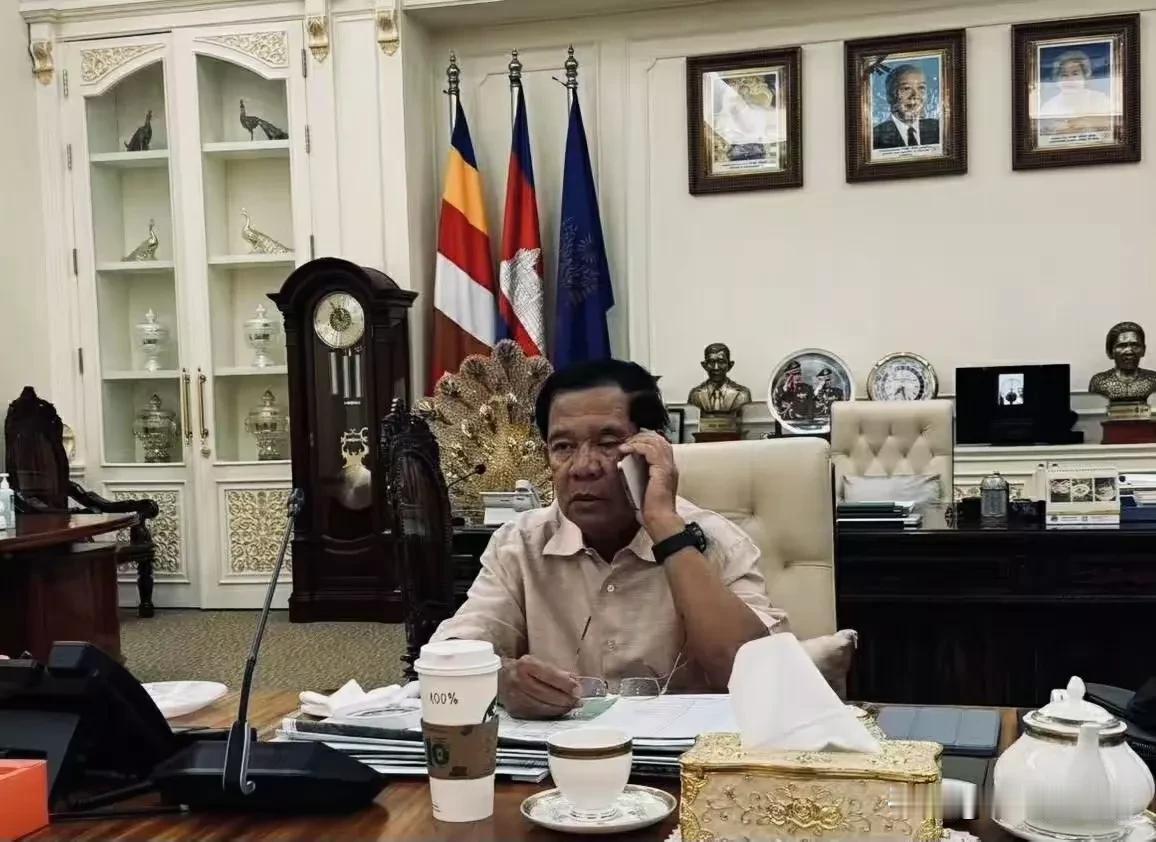 洪森亲王还很时尚，喜欢喝星巴克的咖啡。难道他也点外卖吗？虽然洪森亲王月薪才20