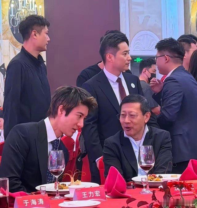 果然姜还是老的辣！我问我爸，王力宏不是歌手吗？怎么还去参加宇树科技上市了？老爸一