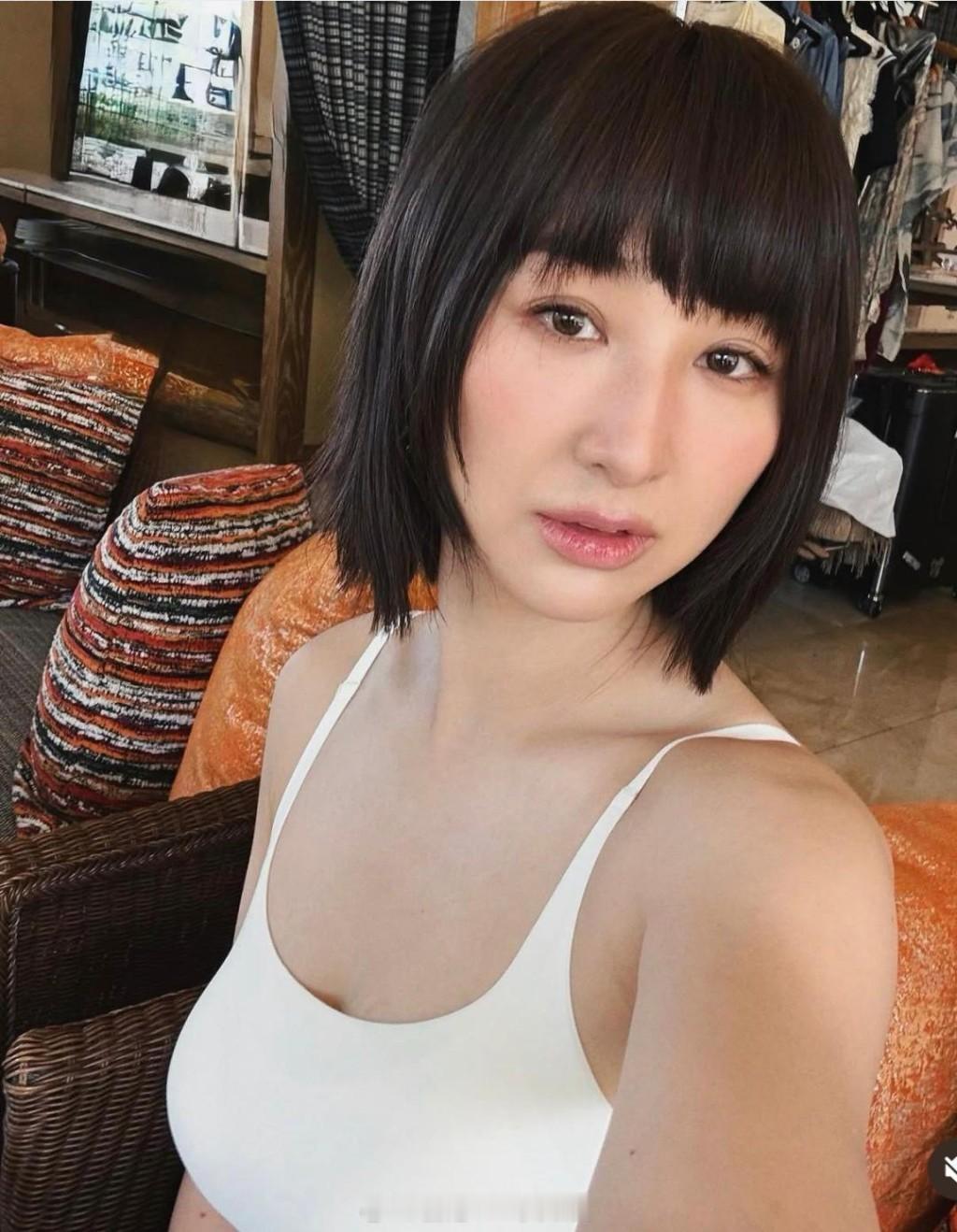 星岛：高海宁印尼惬意工作度假两不误白色吊带背心凸显丰满身材齐刘海造型成焦点