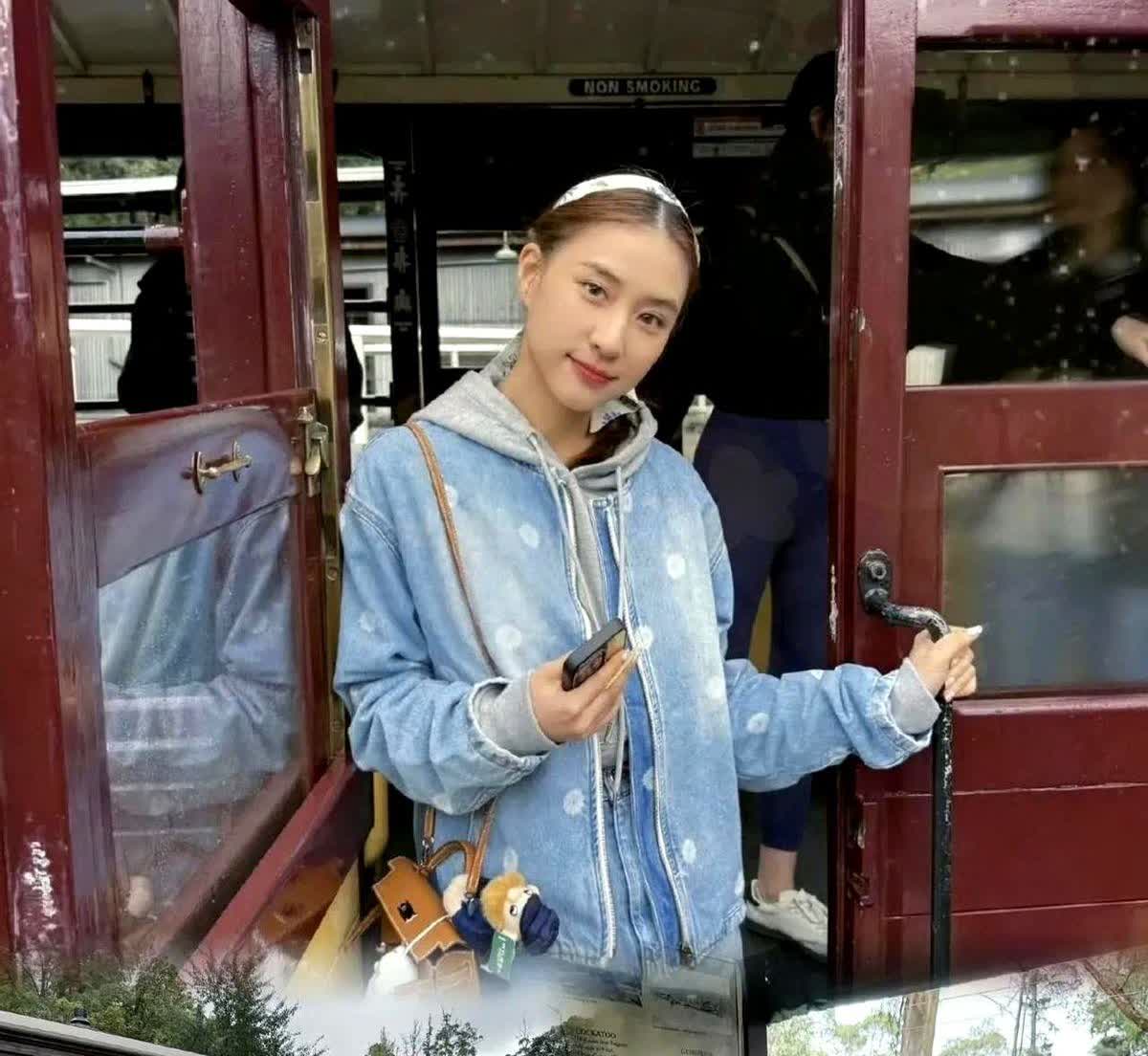 大家别再猜了何超莲不会和窦骁离婚不是因为她还爱着，而是何超莲非常