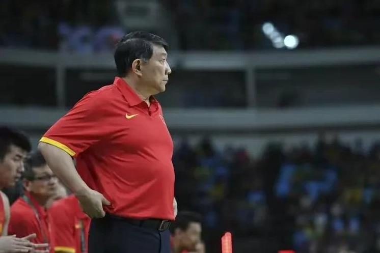 “比李梦更大腕的宫指导都开除过说李梦因伤离队已算体面”，因为他是“领导:”(篮