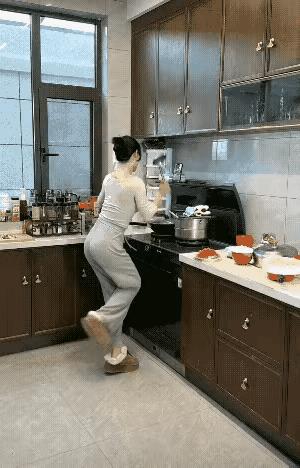 这位女生为啥这般兴奋呢？原来事出有因……就在昨天夜里写了一篇小文章，今天早上一瞧