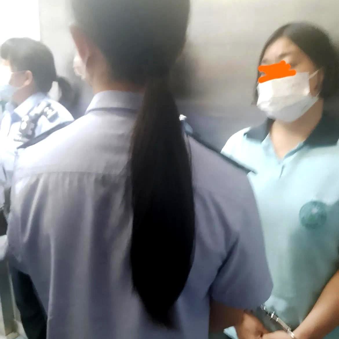 今天到市里的医院去送早餐，在五楼病房，有人议论有三名女警押送一女出现在病人区内。
