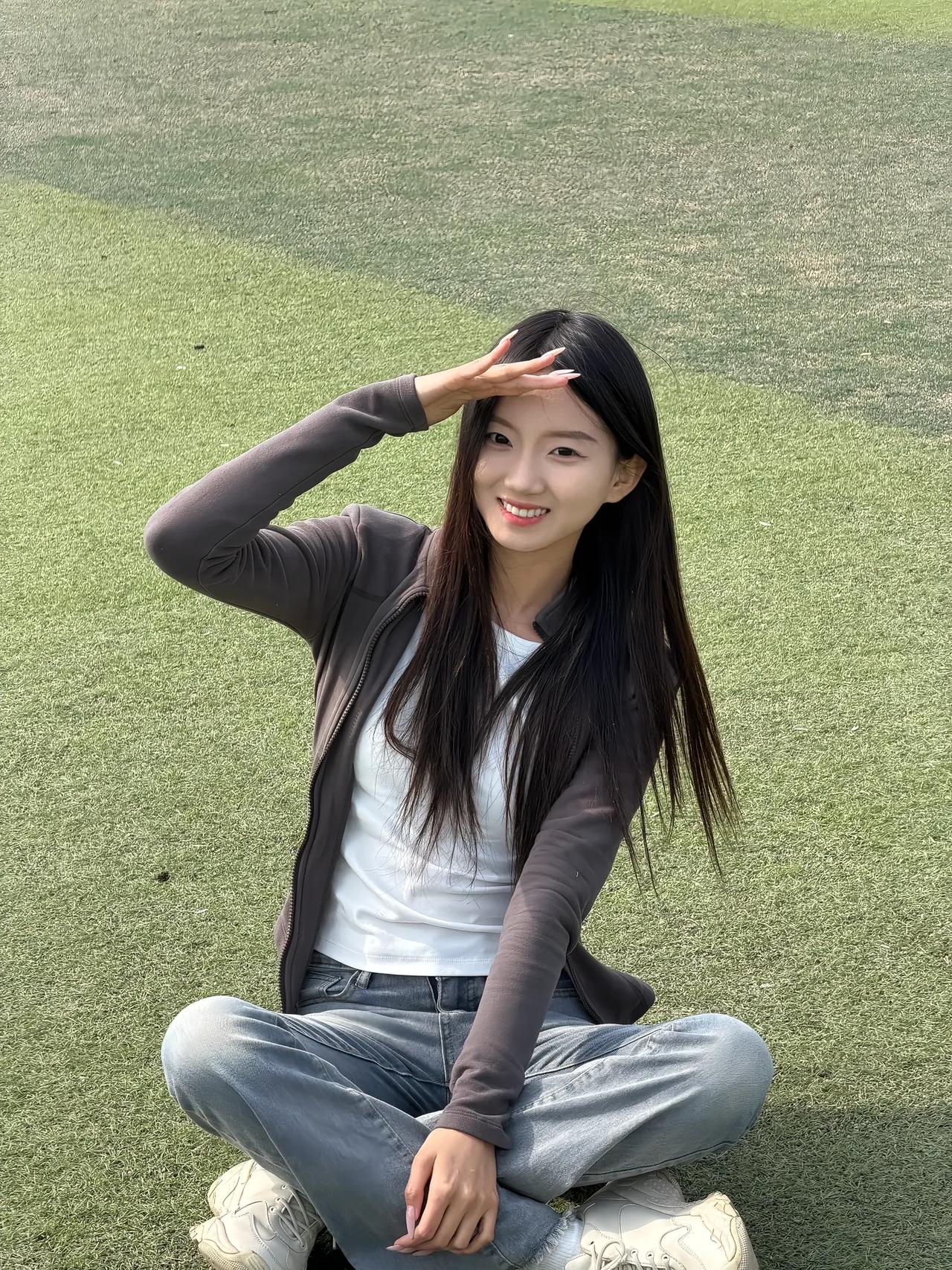 阳光下的微笑女孩，享受美好时光