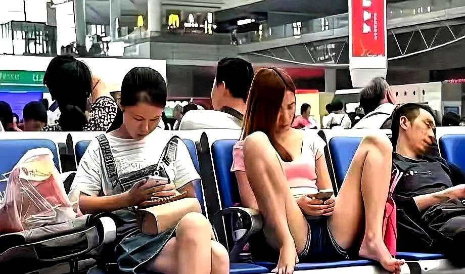 一张路人抓拍，愣是把“阶层”这俩字给具象化了。画面里左边的姑娘腰背挺直、双手