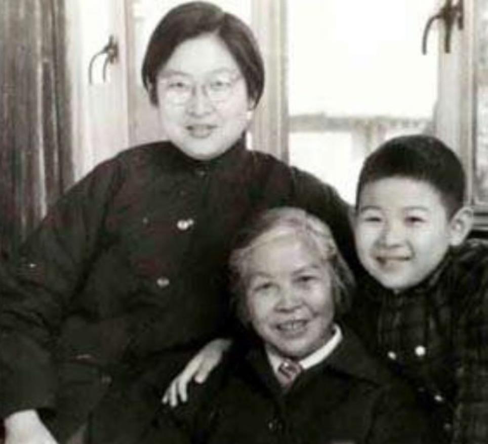 1979年，原总政女干部李敏写了一封信，请求组织为其母安排住房。谁料不久后，申请
