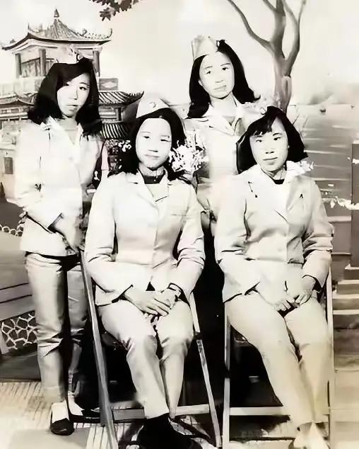 1950年，解放军在福建剿匪时，在山林中遇到了4个女学生，战士们好心为她们指路，