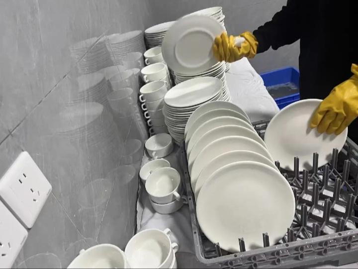 波兰最底层的残疾洗碗工，月薪是4806兹罗提，月休8天，每天工作8个小时，折合人