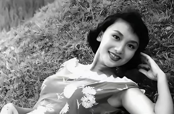 1923年秋，天津法租界恒聚德军衣庄，天宝班班主小李妈带着几个姑娘登门，打的就是