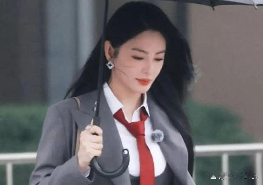 张雨绮穿学生风格的衣服，又甜美又有气场！