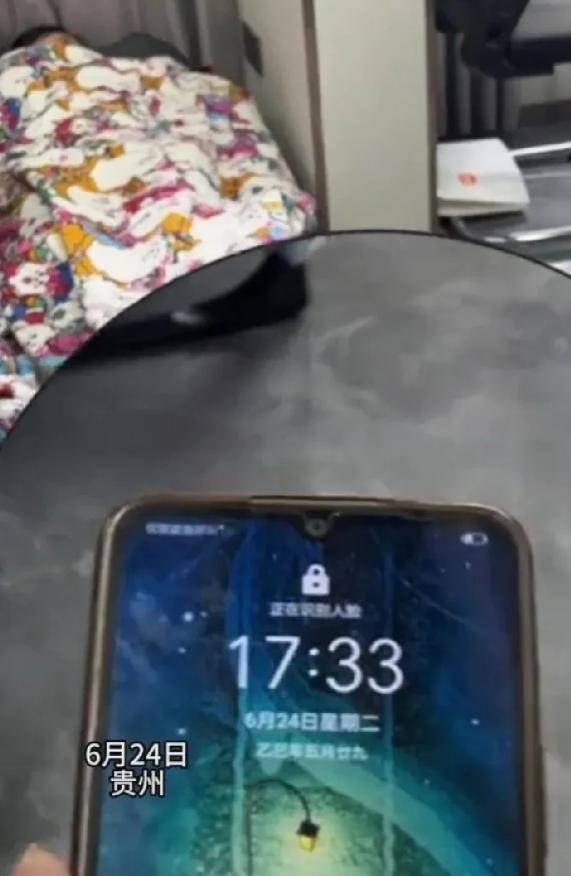 女子在公司午睡，一觉醒来17：30分，居然要下班了，她躺在折叠床上一脸懵，坐在岗