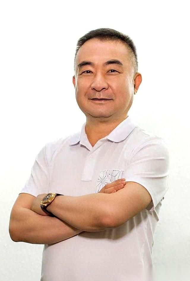 最近看到林园的采访，有点意思。人家百亿私募，产品也回撤，也跑不赢沪深300，但