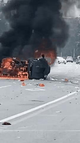 “这不是恩人，这是再生父母！”广东，两辆车子相撞发生自燃，眼看就要爆炸了，驾驶员