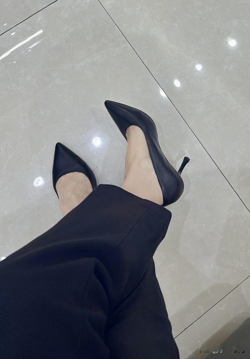 谁懂啊！踩着7公分高跟鞋上班的痛，真的只有脚知道！早上出门还美滋滋，觉得这