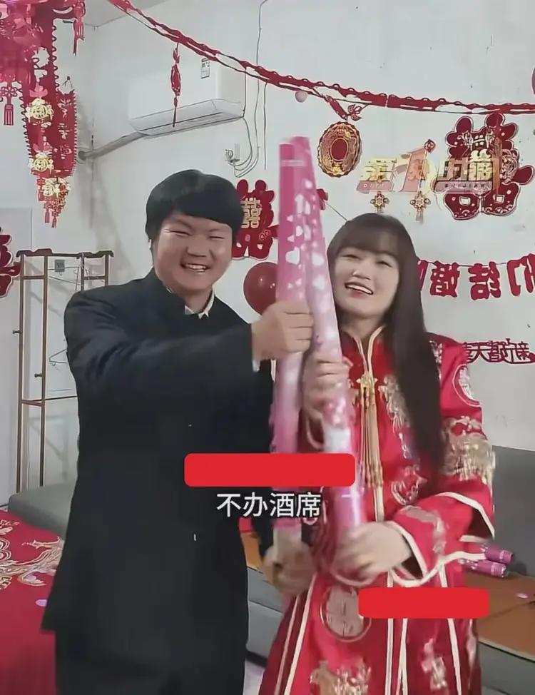 成都这场婚礼，一开始传出来的时候，不少人以为是开玩笑。没有五星级酒店，没