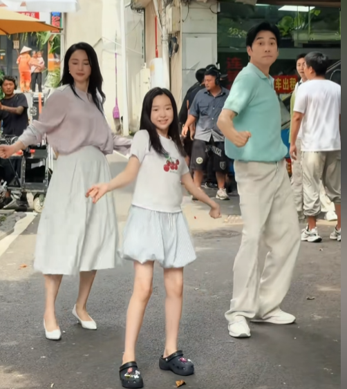 林依轮与董璇、小酒窝，啥时候成为一家三口了？7月30日，林依轮带着董璇母女大