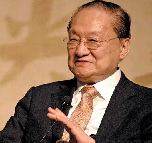 1963年，金庸要去欧洲出差，他让倪匡代笔帮忙写《天龙八部》，更新一章50元。结