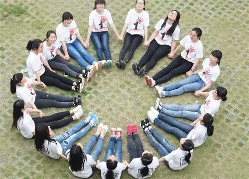 🔥事件速览浙江绍兴一所高三理科班拍毕业照时，因班级男女比例悬殊（仅2位