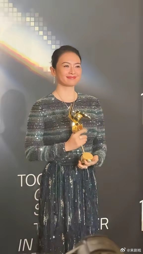 章子怡太需要重回香港影坛在内娱的活动上，她脸上写满不高兴和厌恶~和前几天在香港时