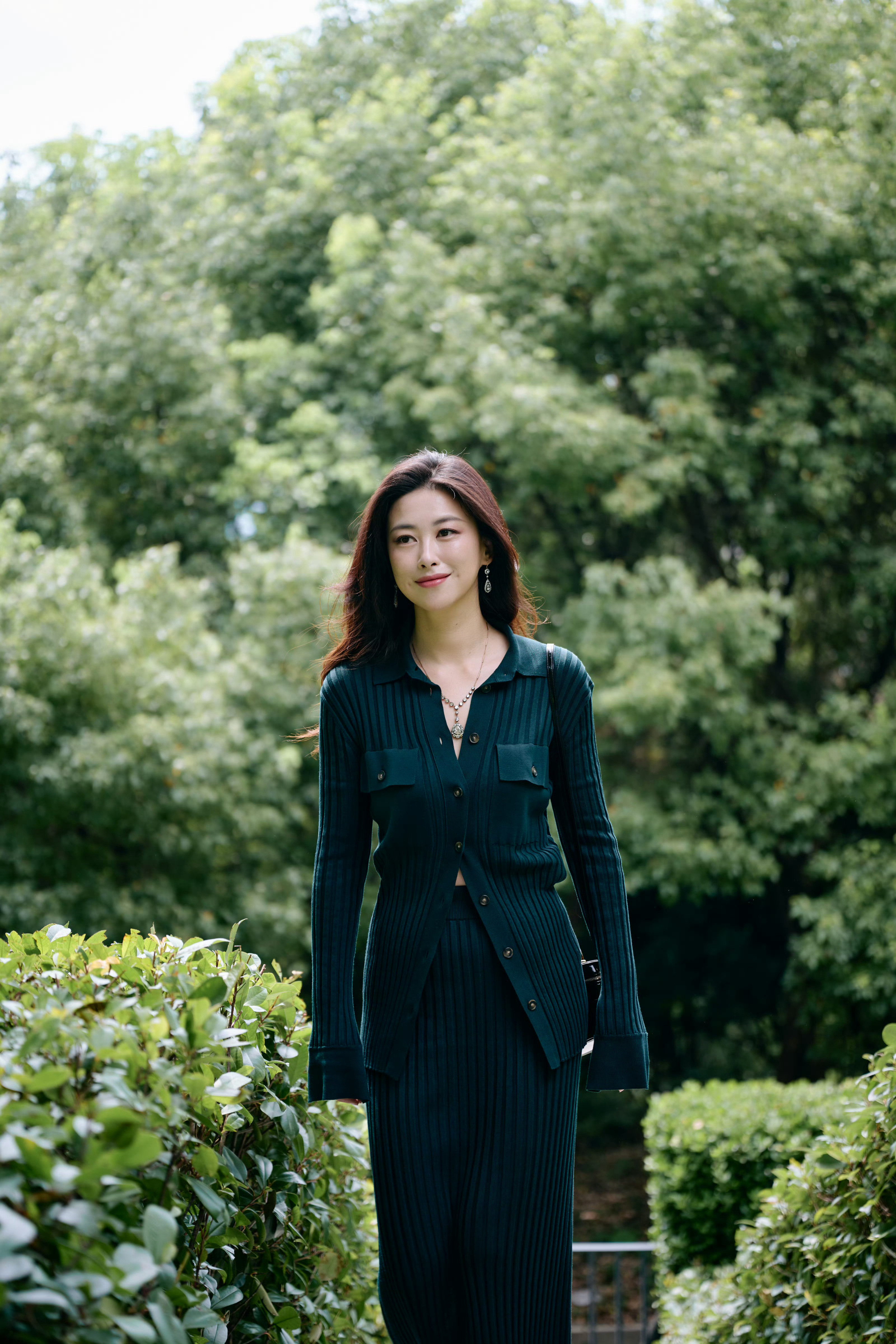 朱珠中女顶奢待遇Tod's选朱珠太契合了！一身皮衣随性挽包，松弛又有力量感。