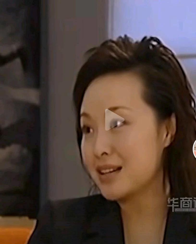 2004年财经频道采访到施幼珍，主持人说“非常有幸”能采访到她，因为这段采访到目