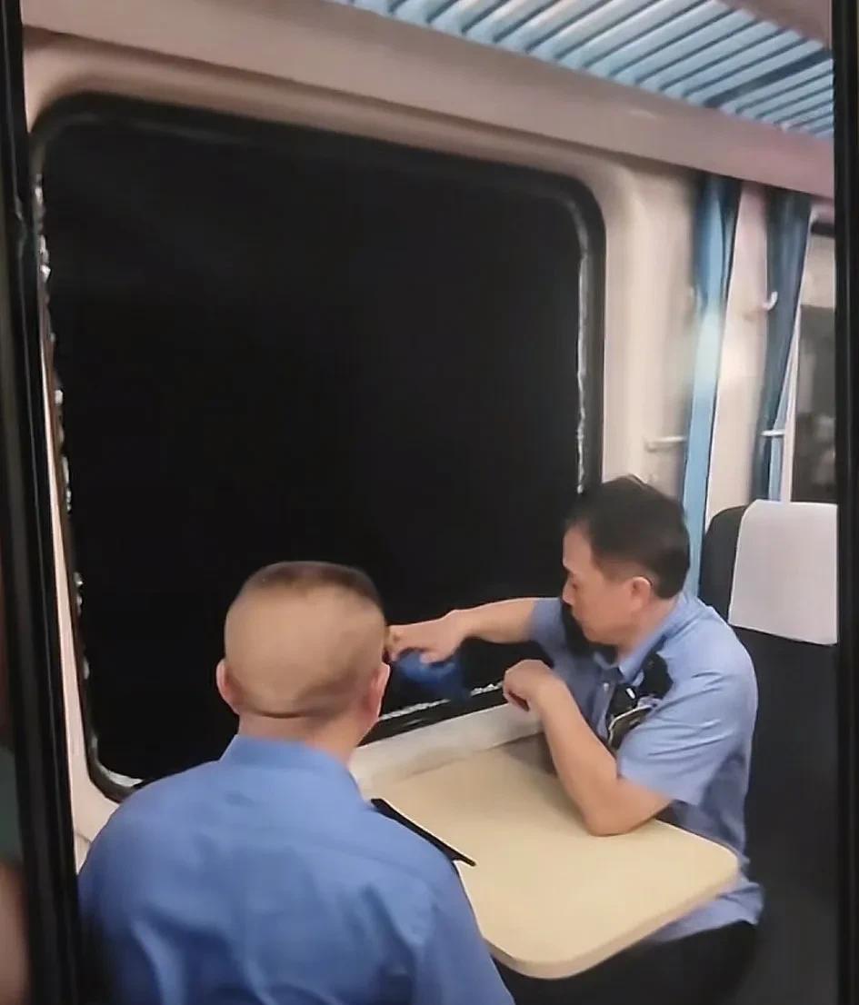 k1373次列车小伙砸车窗透气后续没有被拘留，仅被批评教育火车滞留三小时，