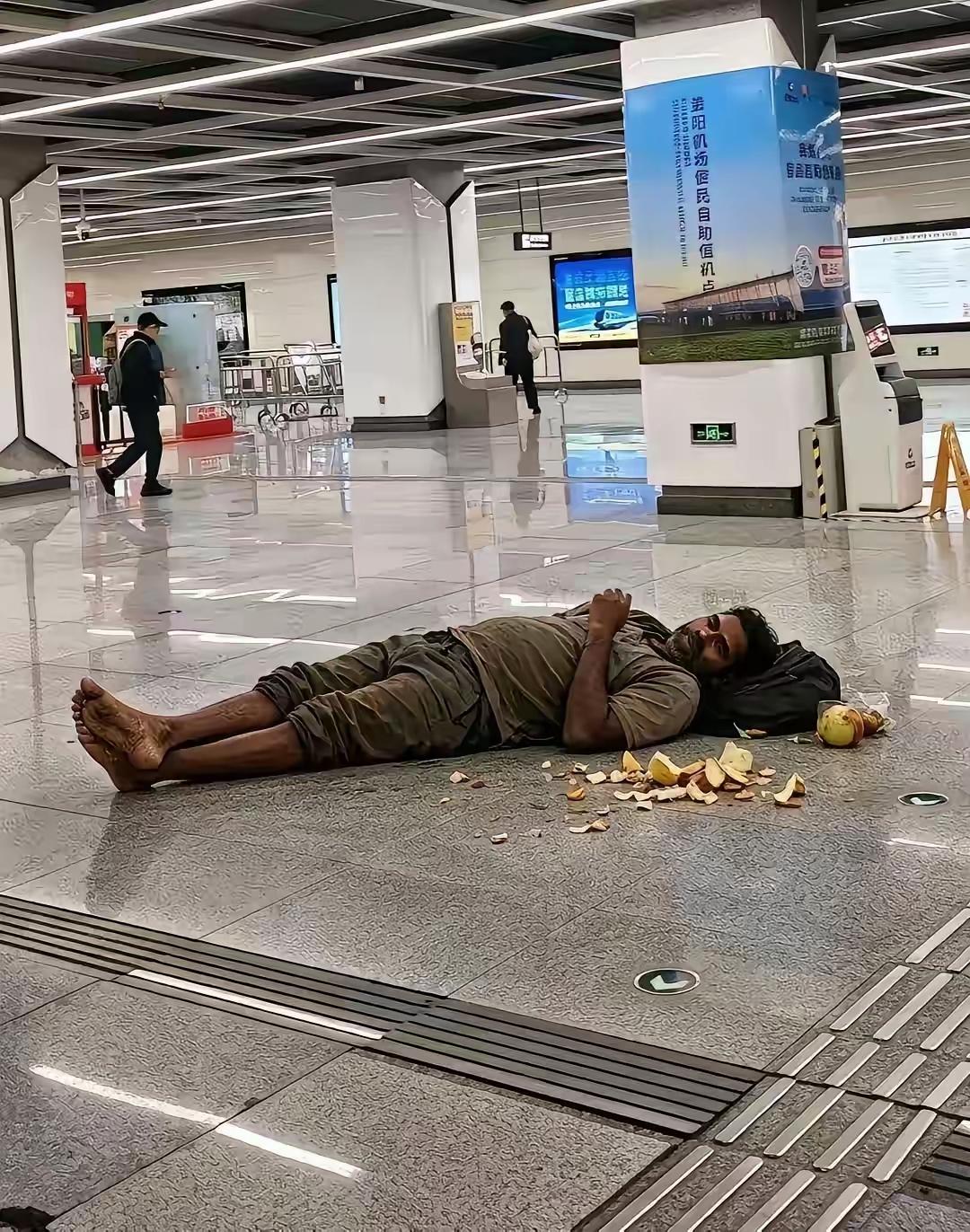 说句不中听的，这几天在车站亲眼目睹的场景，真是像吞了只苍蝇。几个印度朋友大大咧咧