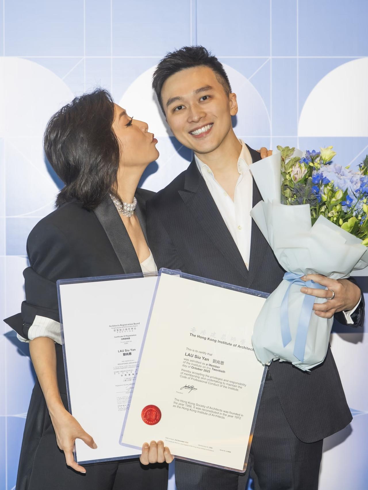 刘嘉玲晒出和侄子合影，恭喜他正式成为建筑师！这个优秀的年轻人，是刘嘉玲亲弟弟