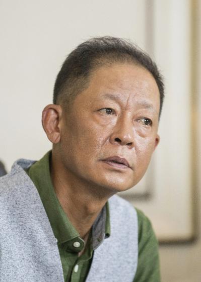 王志文说：“穿着廉价的衣服，过着憋屈的生活，上惹不起老，下教育不