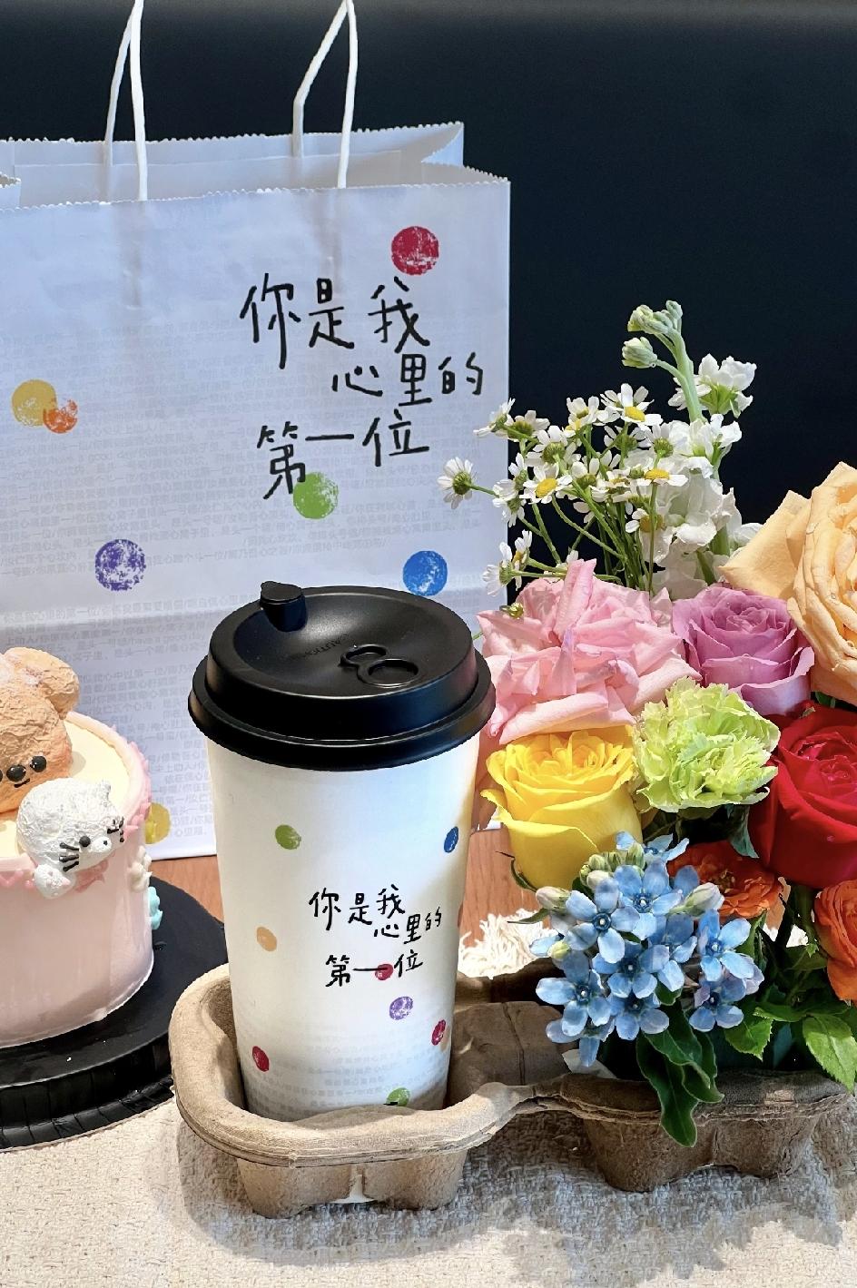 立秋第二天，朋友圈都在晒秋天的第一杯奶茶。各式各样，送者五花八门。说真的，“秋