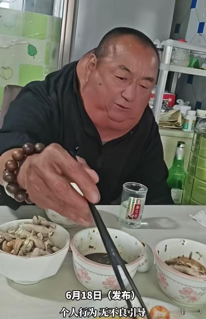 大哥这顿顿不离酒的架势，真是让人看着揪心。你看他脖子都肿成这样了，还端着酒杯一饮