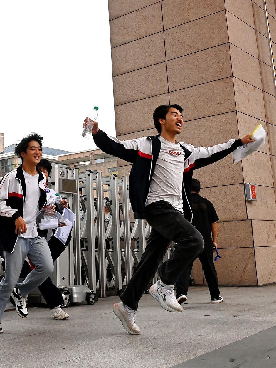 高中阶段的学习我发现个奇怪现象，我家隔壁发下，我们一起读小学，初中，高中也在一个