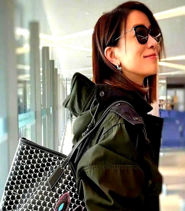 佘诗曼被叫了十年“楼后”，但她名下有套房，一直在亏钱。外界疯传她坐拥6亿，港