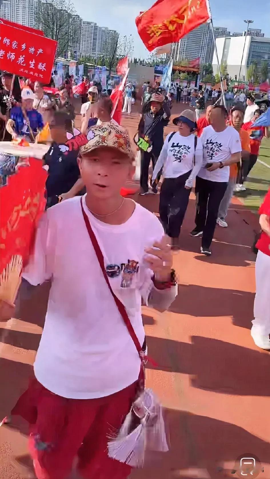 刀迷会的成员真铁自刀郎的演唱会开演以来，下图这位朋友，他逢场必到，身体挺