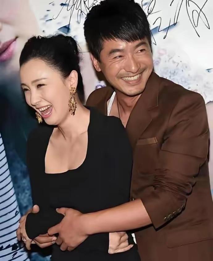 徐峥老婆也太乱来了，被别的男人抱在怀里还笑得跟过年似的！也就是她们这个圈子敢这么