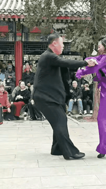 看着都疼，咕咚一声蹲砸到地上，看着云淡风轻的，估计回家腿就青了。这是图啥呀？