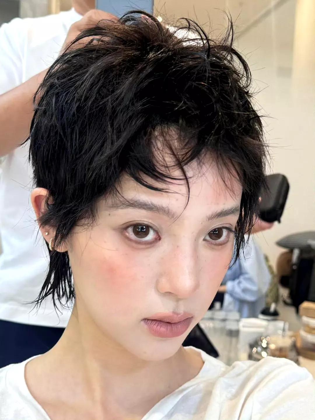 请问欧阳娜娜这是失恋了吗？为啥好好的长发美女不当，偏偏要把自己弄成一个短发假小子