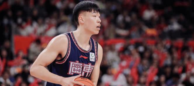 这夏天广东宏远的热身赛，张昊算是进步最大的一个，张昊的进步也是获得二飞的肯定，特