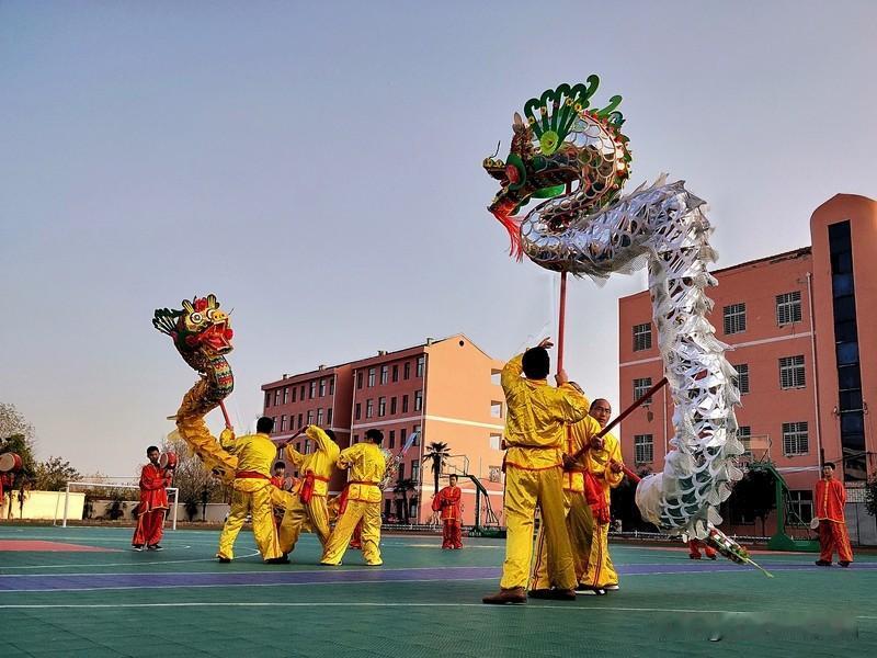 属龙的宝子们，来看看今日运势！当下评判或干预他人往往没啥用，别白费心思啦。要是想