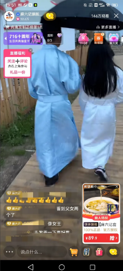 妈耶！小玥儿的背影和妈妈简直一模一样，和汪小菲并肩走在一起的时候，恍惚看到了年轻