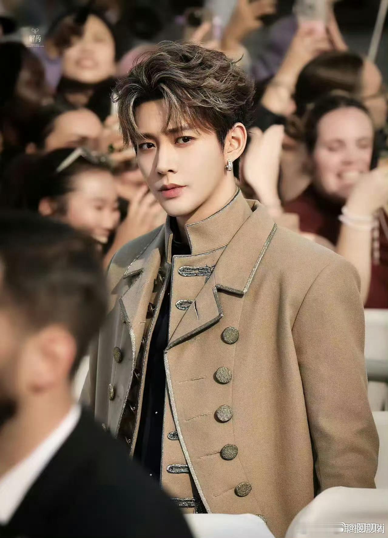 审美本无标准答案，邓为的潮流选择是鲜活的自我表达。更难得的是他低调深耕，以敬畏之