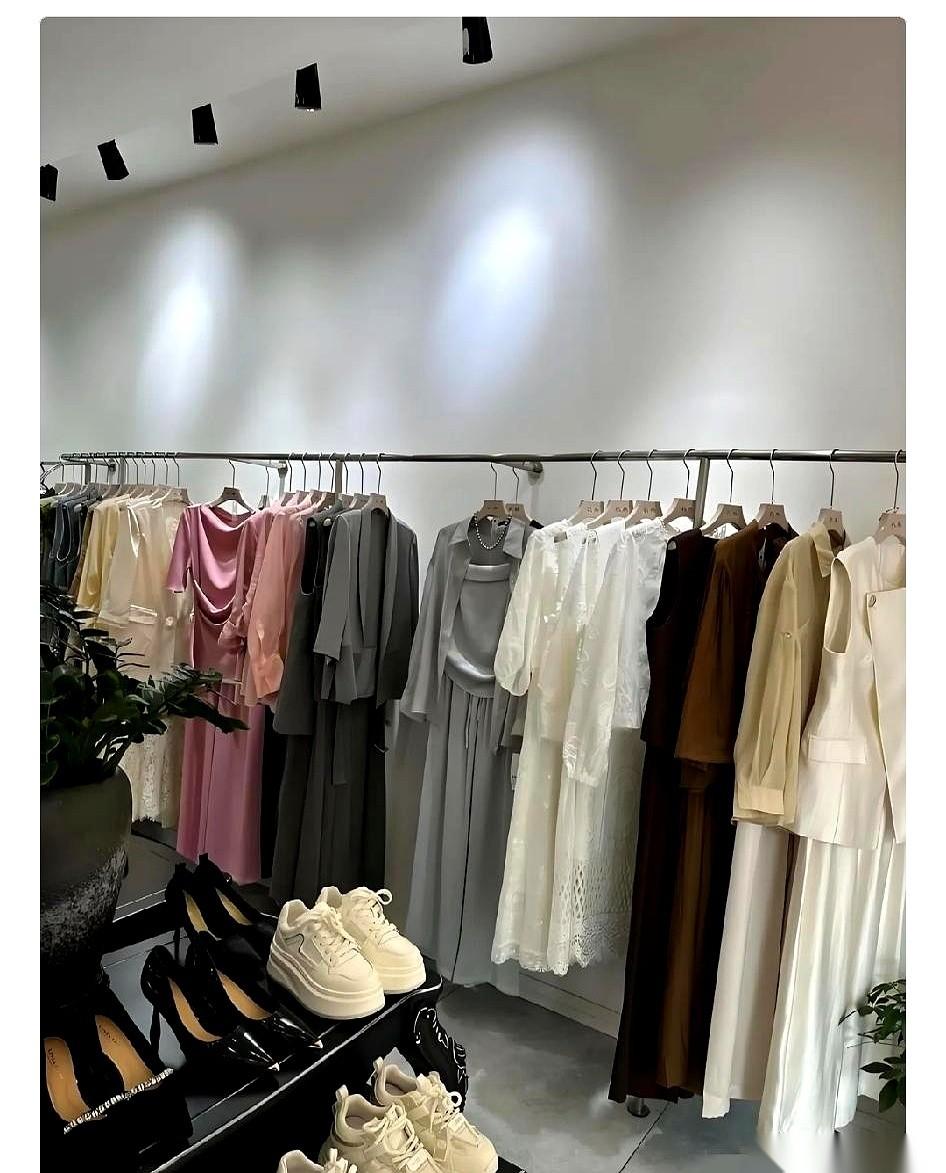 盯着收银电脑上明晃晃的“4200元”，山东这家女装店的老板娘，把鼠标滚轮上下滑了