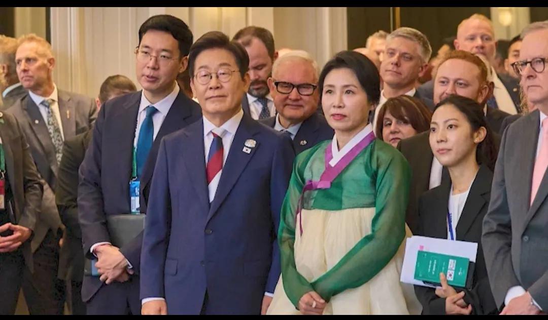 韩国新晋第一夫人金惠景在加拿大G7会议上吸引了多方的“流量”。韩国的民族服饰