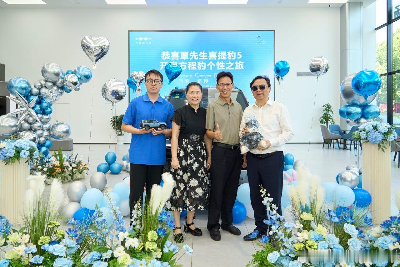 王传福戴墨镜给车主交方程豹，据说这墨镜还是用户送的。看这趋势，传福哥下一步会拍短